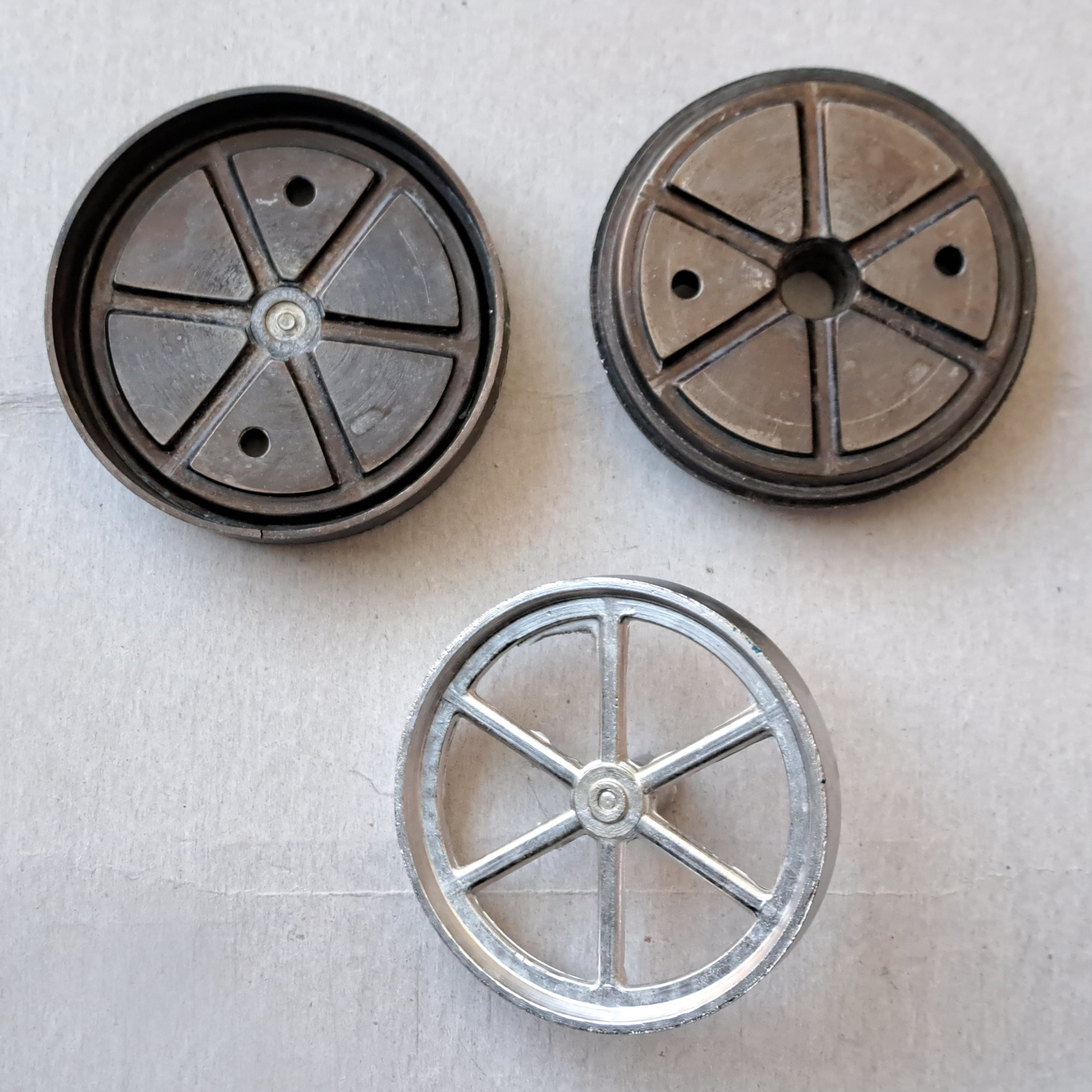 New toy steam engine flywheel and casting mold