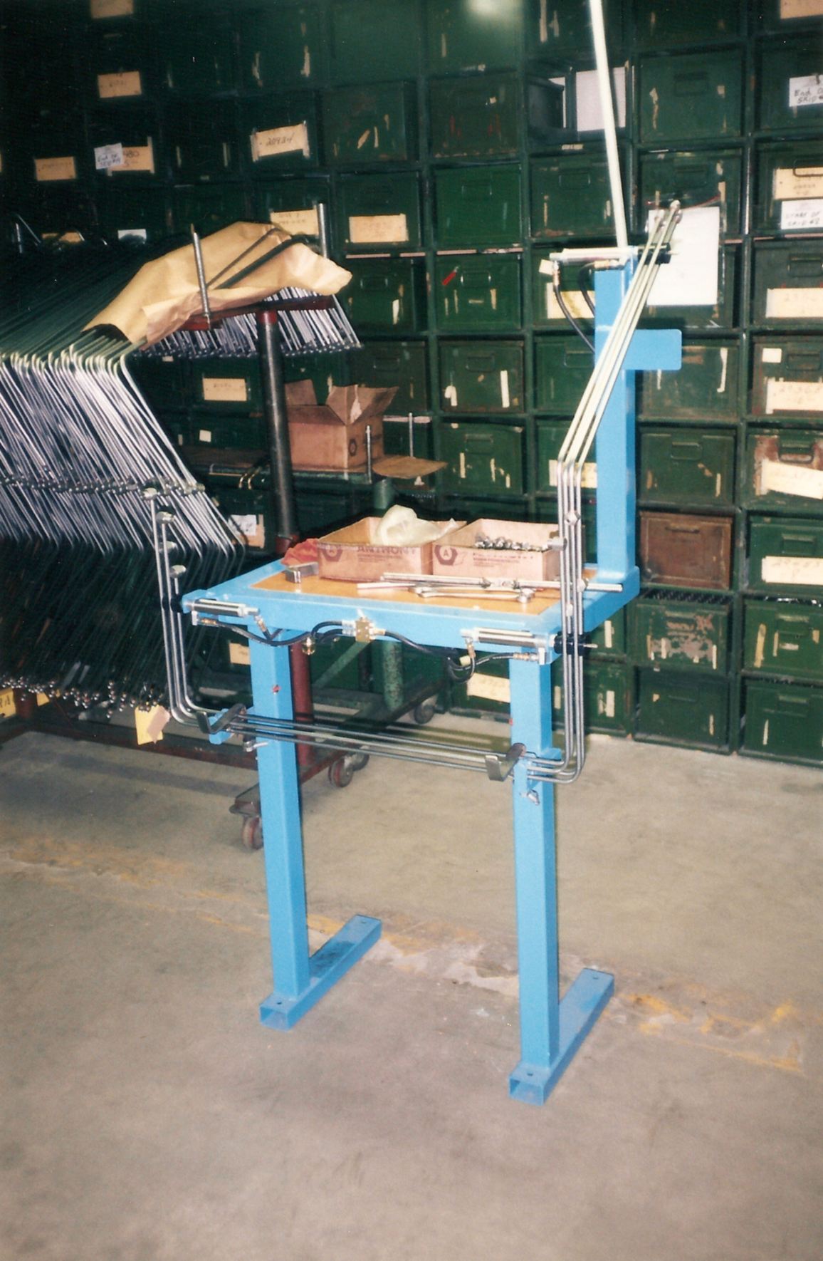 Assembly station for hydraulic tubes and hoses